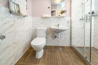 Гостиница Грифон Санкт-Петербург Улучшенный двухместный номер с 1 кроватью или 2 отдельными кроватями, вид на город-8